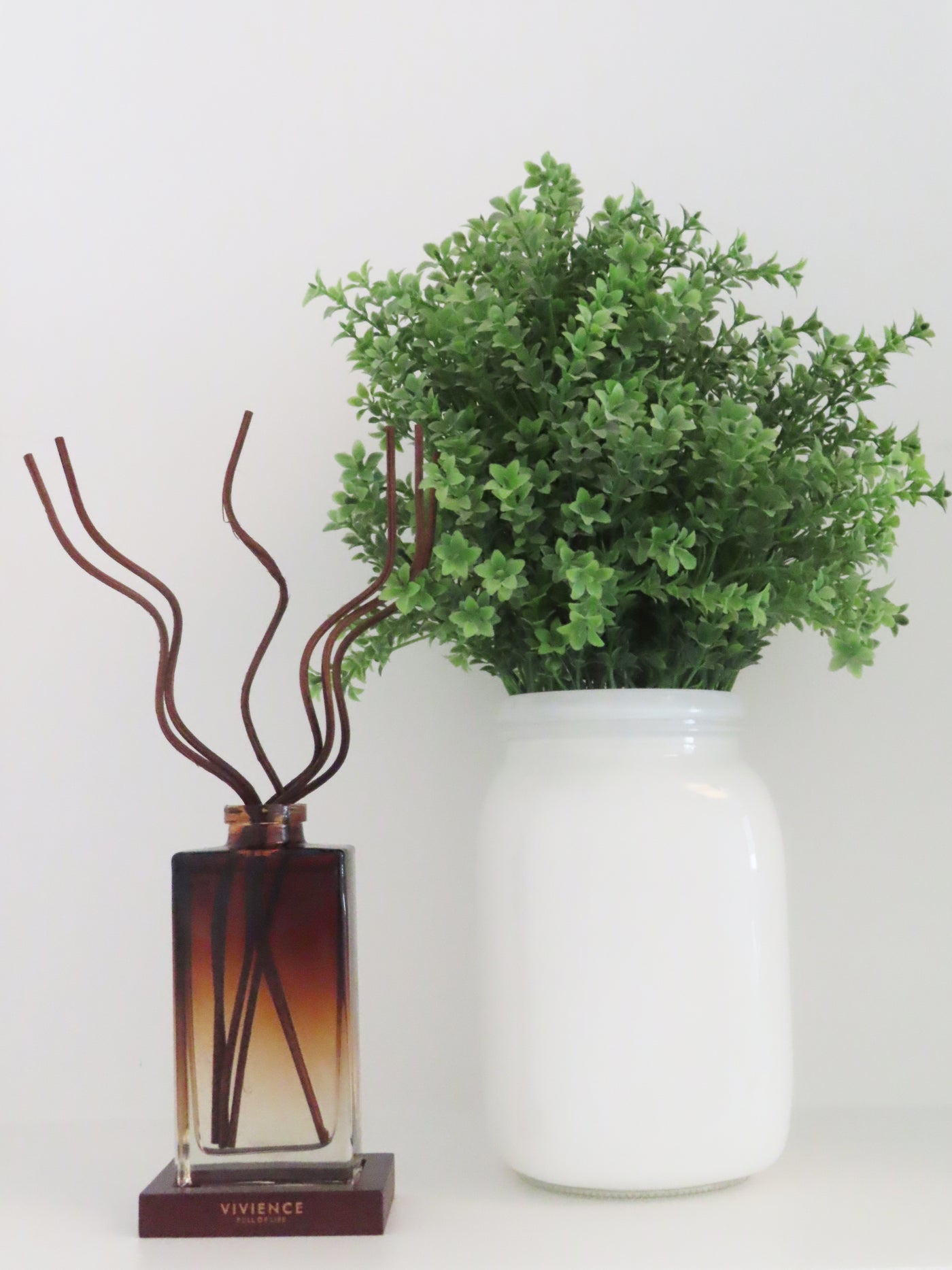 Reed Diffuser with Black Curvy Reeds and Wooden Tray